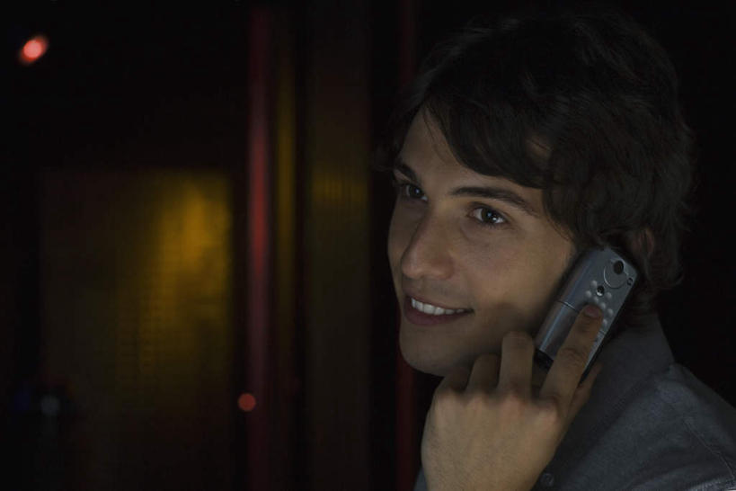 西方人,脸,头,脸颊,一个人,酒吧,笑,打电话,微笑,露齿笑,横图,室内,夜晚,侧面,电话,手机,欧洲,欧洲人,仅一个男性,仅一个人,握,灯光,拿,拿着,通讯设备,仅一个年轻男性,握着,昏暗,交流,男人,男性,年轻男性,白种人,头部,脸部,脸蛋,面部,沟通,通话,半身,彩图,酒吧间,酒馆