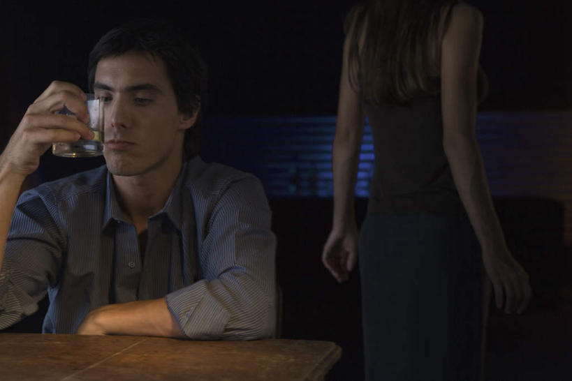 西方人,背部,两个人,伙伴,朋友,酒吧,站,坐,横图,室内,夜晚,正面,裙子,友谊,餐桌,桌子,杯子,欧洲,欧洲人,握,灯光,拿,拿着,注视,玻璃制品,酒杯,啤酒杯,观察,看,站着,握着,短裙,餐台,观看,察看,昏暗,关注,友情,男人,男性,年轻男性,年轻女性,女人,女性,白种人,玻璃杯,站立,坐着,半身,彩图,酒吧间,酒馆