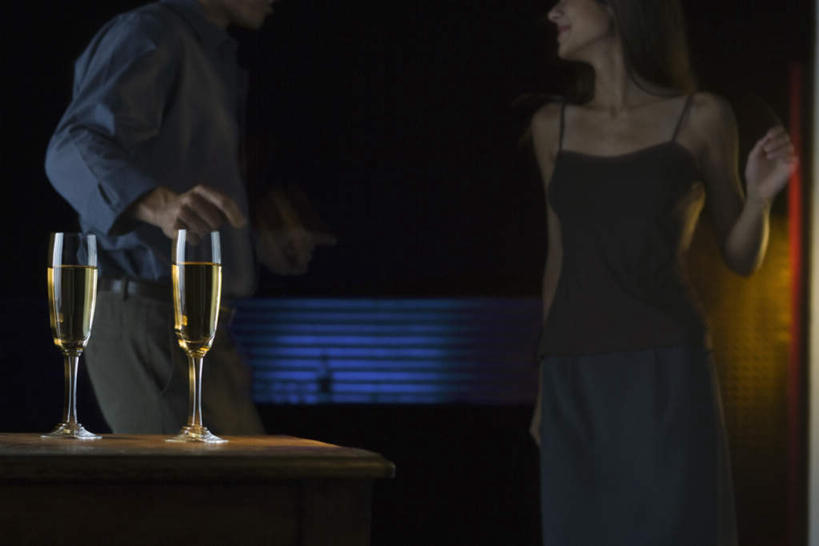 西方人,两个人,伙伴,朋友,酒吧,站,笑,微笑,露齿笑,横图,室内,夜晚,侧面,裙子,跳舞,友谊,餐桌,桌面,桌子,杯子,欧洲,欧洲人,连衣裙,高脚杯,灯光,注视,玻璃制品,酒杯,观察,看,站着,餐台,观看,半身裙,吊带裙,察看,昏暗,关注,舞姿,香槟杯,友情,男人,男性,年轻男性,年轻女性,女人,女性,白种人,玻璃杯,站立,半身,彩图,舞蹈,酒吧间,酒馆