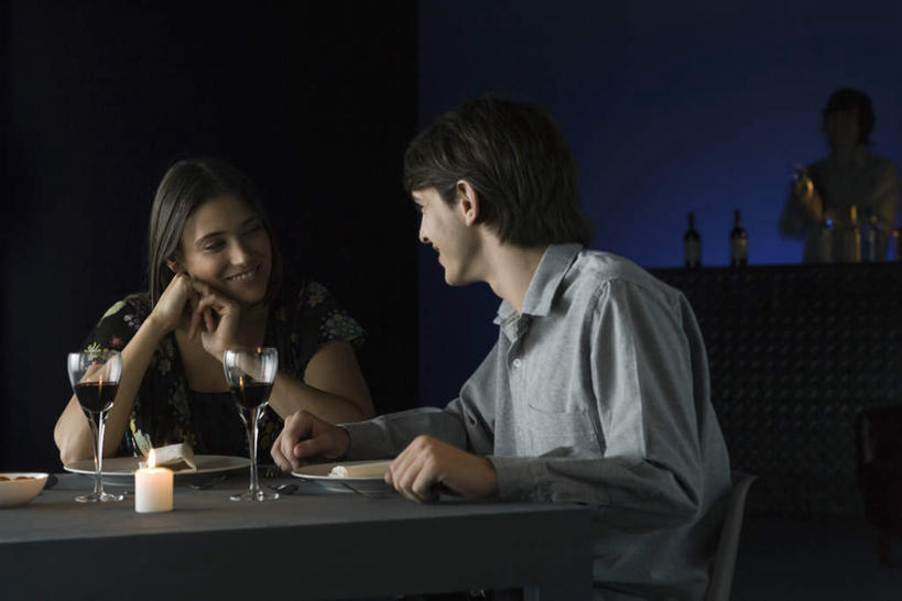 点心,西方人,三个人,酒吧,握手,笑,捏,微笑,露齿笑,横图,室内,夜晚,正面,衬衫,爱情,吧台,餐桌,桌子,杯子,餐具,蜡烛,椅子,欧洲,欧洲人,撑,碟子,高脚杯,火焰,盘,烛光,木椅,灯光,食品,甜点,甜品,红酒杯,浪漫,燃烧,捏着,调酒师,相视,玻璃制品,酒瓶,食物,糕点,盘子,玻璃瓶,酒杯,瓶子,碟,甜食,点燃,温暖,温馨,面对面,恩爱,调酒,恋人,餐台,对视,和睦,撑着,昏暗,相对,相看,男人,男性,年轻男性,年轻女性,女人,女性,白种人,情侣,玻璃杯,手握手,半身,彩图,衬衣,酒吧间,酒馆,伴侣,融洽