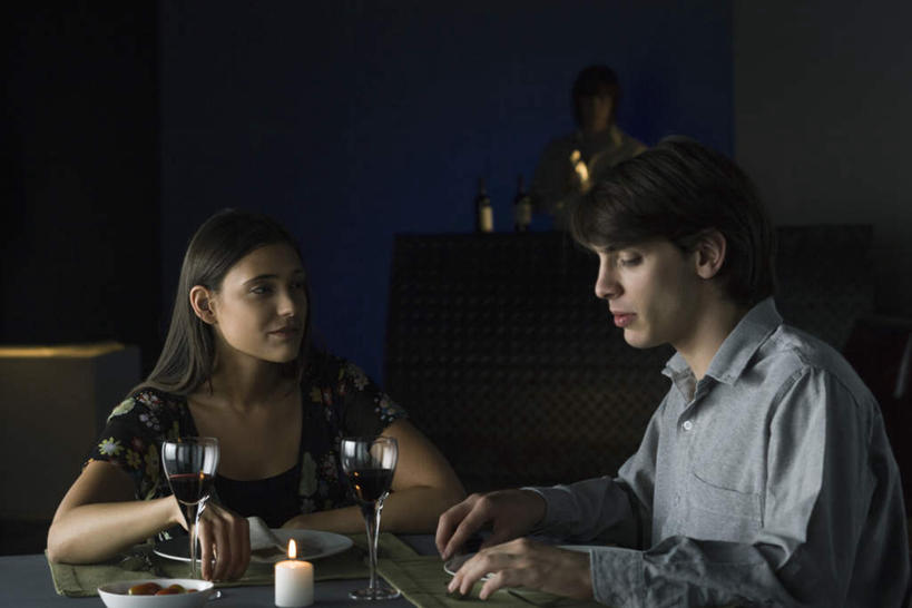 西方人,三个人,酒吧,站,坐,横图,室内,夜晚,正面,爱情,餐桌,桌子,杯子,餐具,蜡烛,水果,欧洲,欧洲人,新鲜,碟子,高脚杯,火焰,盘,烛光,灯光,生食,食品,果实,红酒杯,浪漫,燃烧,注视,调酒师,玻璃制品,酒瓶,食物,盘子,玻璃瓶,酒杯,瓶子,碟,点燃,观察,看,站着,温暖,温馨,恩爱,调酒,恋人,有机食品,绿色食品,餐台,观看,和睦,察看,昏暗,关注,男人,男性,年轻男性,年轻女性,女人,女性,白种人,情侣,玻璃杯,站立,坐着,半身,彩图,酒吧间,酒馆,伴侣,融洽