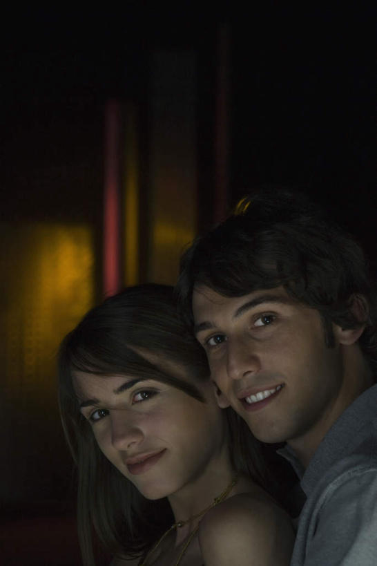 西方人,两个人,酒吧,抱,笑,微笑,露齿笑,竖图,室内,夜晚,正面,爱情,安全,欧洲,欧洲人,灯光,浪漫,依靠,温暖,温馨,恩爱,恋人,抱着,和睦,搂着,昏暗,男人,男性,年轻男性,年轻女性,女人,女性,白种人,情侣,怀抱,搂,搂抱,相抱,拥抱,半身,彩图,酒吧间,酒馆,伴侣,融洽