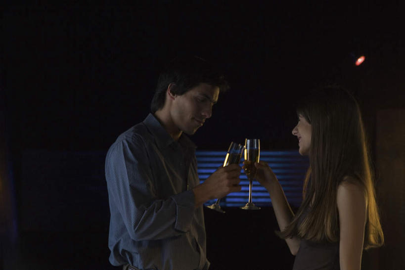 西方人,两个人,伙伴,朋友,酒吧,站,笑,微笑,露齿笑,横图,室内,夜晚,侧面,裙子,爱情,聚会,友谊,杯子,欧洲,欧洲人,连衣裙,庆祝,高脚杯,灯光,浪漫,注视,相视,玻璃制品,酒杯,干杯,观察,看,碰杯,站着,温暖,温馨,面对面,恩爱,交际,友好,恋人,观看,半身裙,对视,吊带裙,庆贺,和睦,察看,昏暗,关注,礼仪,相对,敬酒,香槟杯,相看,劝酒,友情,男人,男性,年轻男性,年轻女性,女人,女性,白种人,情侣,玻璃杯,站立,半身,彩图,酒吧间,酒馆,伴侣,融洽