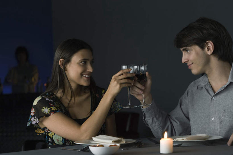 西方人,两个人,酒吧,笑,微笑,露齿笑,横图,室内,夜晚,侧面,爱情,餐桌,桌子,杯子,餐具,蜡烛,欧洲,欧洲人,握,庆祝,碟子,高脚杯,火焰,盘,烛光,浪漫,燃烧,拿,拿着,相视,玻璃制品,盘子,酒杯,碟,点燃,干杯,碰杯,温暖,温馨,面对面,恩爱,交际,友好,握着,恋人,餐台,对视,庆贺,和睦,礼仪,相对,敬酒,香槟杯,相看,劝酒,男人,男性,年轻男性,年轻女性,女人,女性,白种人,情侣,玻璃杯,进餐用具,烹调用具,半身,彩图,酒吧间,酒馆,伴侣,融洽