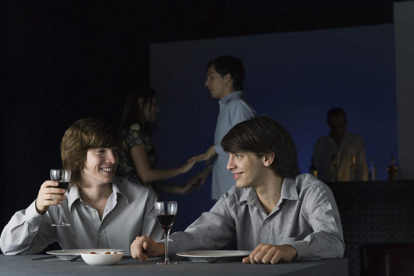 西方人,伙伴,朋友,酒吧,站,举,握手,笑,微笑,露齿笑,横图,室内,夜晚,正面,爱情,友谊,餐桌,桌子,杯子,餐具,欧洲,欧洲人,五个人,握,庆祝,碟子,高脚杯,盘,灯光,红酒杯,许多人,浪漫,拿,拿着,注视,调酒师,相视,玻璃制品,酒瓶,盘子,玻璃瓶,酒杯,瓶子,碟,干杯,观察,看,碰杯,托,站着,一群人,温暖,温馨,面对面,恩爱,交际,友好,调酒,握着,恋人,餐台,观看,对视,庆贺,和睦,察看,昏暗,关注,礼仪,相对,敬酒,相看,劝酒,友情,男人,男性,年轻男性,年轻女性,女人,女性,白种人,情侣,玻璃杯,举起,举手,举着,拉手,手拉手,手握手,向上举,向上伸,向上托,站立,半身,彩图,酒吧间,酒馆,伴侣,融洽