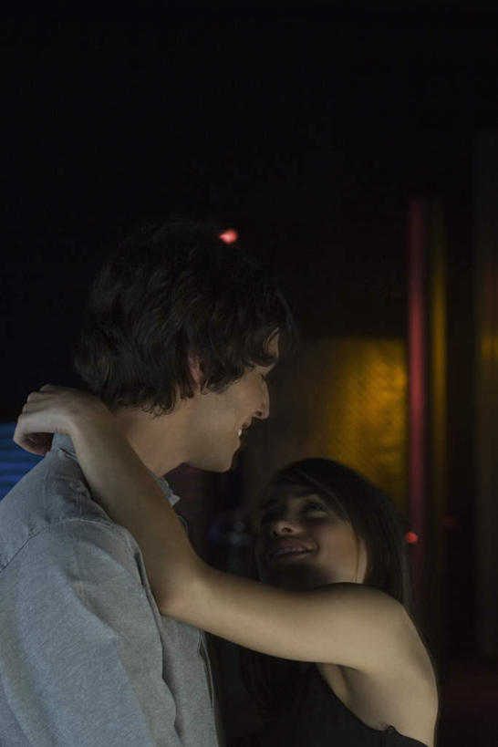 西方人,两个人,酒吧,站,抱,笑,微笑,露齿笑,竖图,室内,夜晚,侧面,爱情,欧洲,欧洲人,灯光,浪漫,注视,相视,观察,看,站着,温暖,温馨,面对面,恩爱,恋人,抱着,观看,对视,和睦,察看,搂着,昏暗,关注,相对,相看,男人,男性,年轻男性,年轻女性,女人,女性,白种人,情侣,怀抱,搂,搂抱,相抱,拥抱,站立,半身,彩图,酒吧间,酒馆,伴侣,融洽