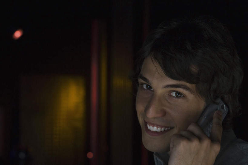 西方人,脸,头,脸颊,一个人,酒吧,笑,打电话,微笑,露齿笑,横图,室内,夜晚,正面,电话,手机,欧洲,欧洲人,仅一个男性,仅一个人,握,灯光,拿,拿着,通讯设备,仅一个年轻男性,握着,昏暗,交流,男人,男性,年轻男性,白种人,头部,脸部,脸蛋,面部,沟通,通话,半身,彩图,酒吧间,酒馆