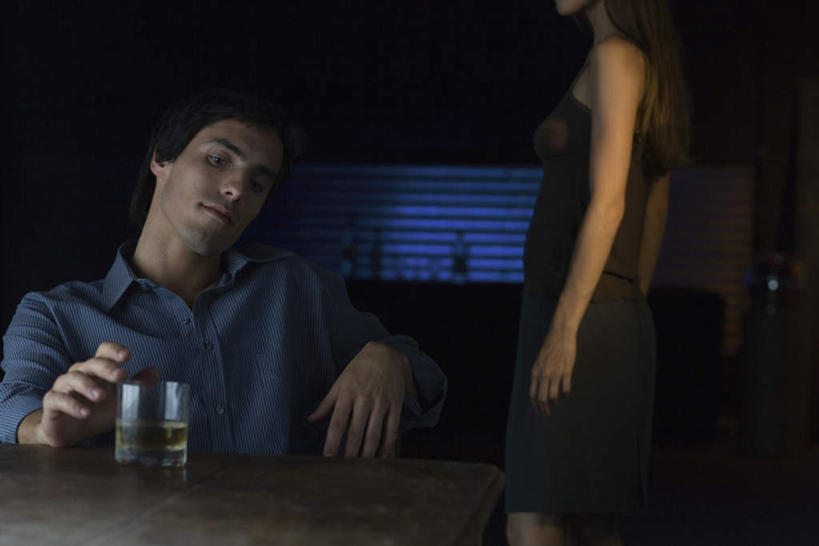 西方人,两个人,伙伴,朋友,酒吧,站,坐,横图,室内,夜晚,正面,跳舞,友谊,餐桌,桌子,杯子,欧洲,欧洲人,灯光,伏特加,注视,玻璃制品,酒杯,啤酒杯,观察,看,站着,餐台,观看,察看,昏暗,关注,舞姿,友情,男人,男性,年轻男性,年轻女性,女人,女性,白种人,玻璃杯,站立,坐着,半身,彩图,舞蹈,酒吧间,酒馆