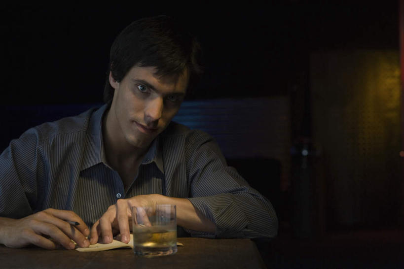 西方人,一个人,酒吧,坐,横图,室内,夜晚,正面,餐桌,桌子,杯子,欧洲,欧洲人,仅一个男性,仅一个人,握,笔,灯光,记事本,伏特加,拿,拿着,注视,玻璃制品,仅一个年轻男性,本子,笔记本,酒杯,啤酒杯,观察,看,握着,餐台,观看,察看,昏暗,关注,男人,男性,年轻男性,白种人,玻璃杯,坐着,半身,彩图,酒吧间,酒馆