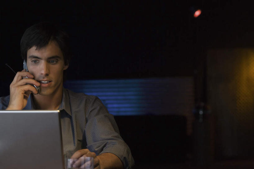 西方人,一个人,酒吧,坐,打电话,横图,室内,夜晚,正面,电脑,笔记本电脑,餐桌,桌子,电话,手机,欧洲,欧洲人,仅一个男性,仅一个人,握,网络,灯光,拿,拿着,注视,通讯设备,仅一个年轻男性,观察,看,握着,餐台,观看,察看,无线,昏暗,关注,通信设备,无线网络,无线上网,便携式电脑,交流,手提电脑,男人,男性,年轻男性,白种人,沟通,通话,坐着,半身,彩图,酒吧间,酒馆