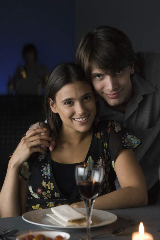 西方人,酒吧,握手,笑,微笑,露齿笑,竖图,室内,夜晚,正面,爱情,餐桌,桌子,杯子,餐具,蜡烛,欧洲,欧洲人,碟子,高脚杯,火焰,盘,烛光,灯光,红酒杯,浪漫,燃烧,依偎,玻璃制品,盘子,酒杯,碟,点燃,靠,靠着,倚靠,温暖,温馨,恩爱,恋人,餐台,和睦,倚着,昏暗,依附,依赖,投靠,白种人,情侣,玻璃杯,搀手,拉手,手拉手,手握手,半身,彩图,酒吧间,酒馆,伴侣,融洽