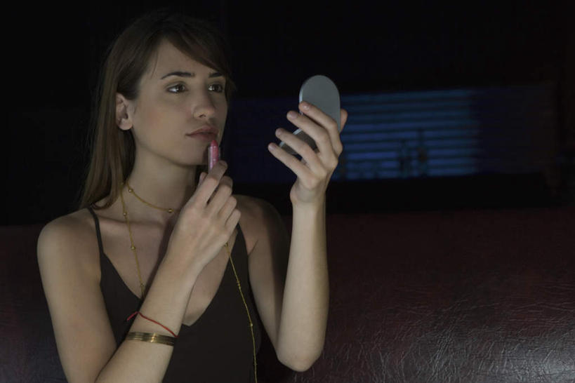 西方人,脸,头,脸颊,一个人,酒吧,坐,捏,横图,室内,夜晚,正面,裙子,化妆,美容,镜子,欧洲,欧洲人,仅一个年轻女性,仅一个女性,仅一个人,护肤,握,连衣裙,反射,灯光,拿,捏着,拿着,注视,口红,观察,看,保养,享受,休闲,放松,握着,保健,观看,半身裙,吊带裙,镜像,察看,昏暗,镜面,关注,养颜,光学,手镜,年轻女性,女人,女性,白种人,头部,脸部,脸蛋,面部,坐着,半身,彩图,酒吧间,酒馆