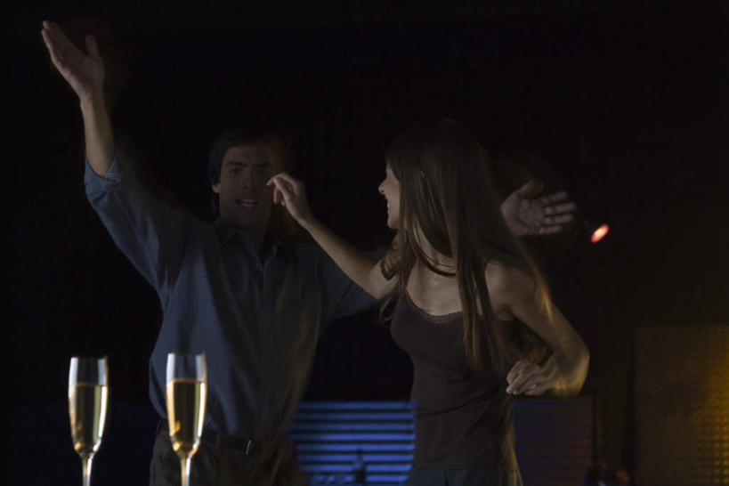 西方人,两个人,伙伴,朋友,酒吧,举,横图,室内,夜晚,正面,裙子,跳舞,快乐,友谊,餐桌,桌面,桌子,杯子,欧洲,欧洲人,连衣裙,高脚杯,灯光,玻璃制品,酒杯,托,餐台,半身裙,吊带裙,昏暗,舞姿,香槟杯,友情,男人,男性,年轻男性,年轻女性,女人,女性,白种人,玻璃杯,举起,举手,举着,向上举,向上伸,向上托,半身,彩图,舞蹈,酒吧间,酒馆