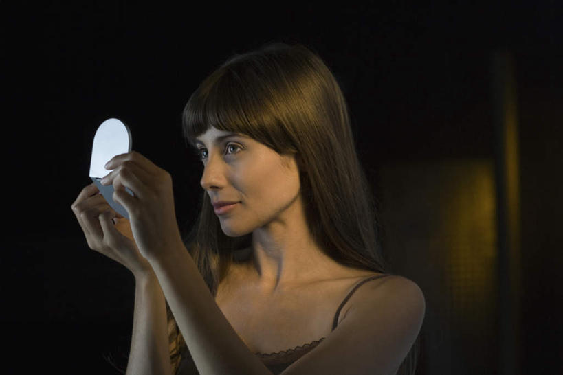 西方人,脸,头,脸颊,一个人,酒吧,坐,捏,横图,室内,夜晚,正面,裙子,化妆,美容,镜子,欧洲,欧洲人,仅一个年轻女性,仅一个女性,仅一个人,护肤,握,连衣裙,反射,灯光,拿,捏着,拿着,注视,观察,看,保养,享受,休闲,放松,握着,保健,观看,半身裙,吊带裙,镜像,察看,昏暗,镜面,关注,养颜,光学,手镜,年轻女性,女人,女性,白种人,头部,脸部,脸蛋,面部,坐着,半身,彩图,酒吧间,酒馆