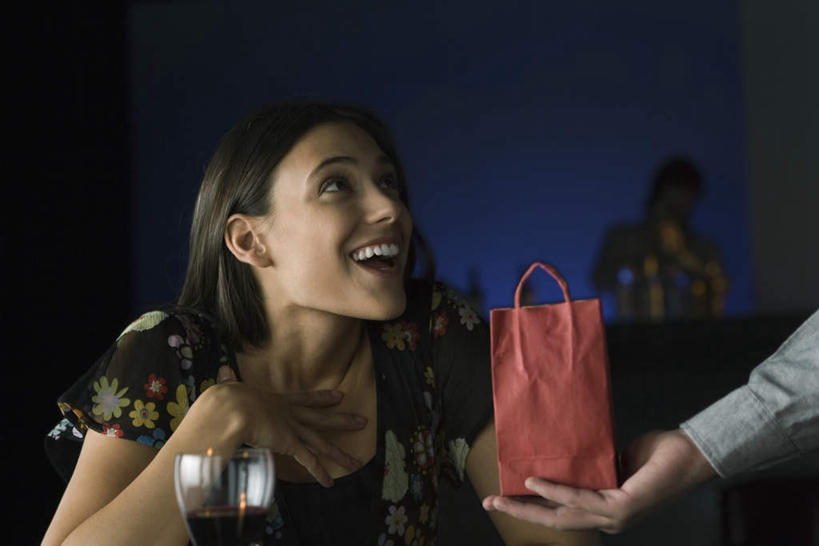 西方人,三个人,酒吧,坐,横图,室内,夜晚,正面,爱情,购物,兴奋,消费,杯子,袋子,礼盒,礼物,欧洲,欧洲人,惊讶,包装袋,高脚杯,手提袋,纸盒,灯光,购物袋,红酒杯,浪漫,注视,调酒师,玻璃制品,盒子,酒瓶,包装盒,玻璃瓶,酒杯,瓶子,礼品盒,观察,看,张嘴,温暖,温馨,恩爱,调酒,伸手,金融,恋人,礼品,观看,惊奇,和睦,察看,昏暗,购买,关注,张大嘴巴,贸易,男人,男性,年轻男性,年轻女性,女人,女性,白种人,情侣,玻璃杯,张开嘴,抬头,仰头,坐着,半身,彩图,高兴,酒吧间,酒馆,伴侣,融洽