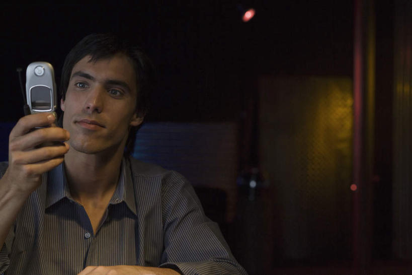 西方人,一个人,酒吧,坐,打电话,横图,室内,夜晚,正面,衬衫,电话,手机,椅子,欧洲,欧洲人,仅一个男性,仅一个人,握,灯光,拿,拿着,注视,通讯设备,仅一个年轻男性,观察,看,握着,观看,察看,昏暗,关注,交流,男人,男性,年轻男性,白种人,沟通,通话,坐着,半身,彩图,衬衣,酒吧间,酒馆