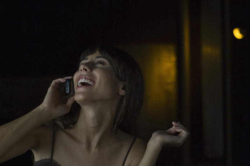 西方人,一个人,酒吧,笑,打电话,微笑,露齿笑,横图,室内,夜晚,正面,裙子,快乐,电话,手机,欧洲,欧洲人,仅一个年轻女性,仅一个女性,仅一个人,握,连衣裙,灯光,拿,拿着,注视,通讯设备,看,思考,考虑,握着,半身裙,吊带裙,昏暗,关注,交流,年轻女性,女人,女性,白种人,沟通,抬头,通话,仰头,半身,彩图,酒吧间,酒馆