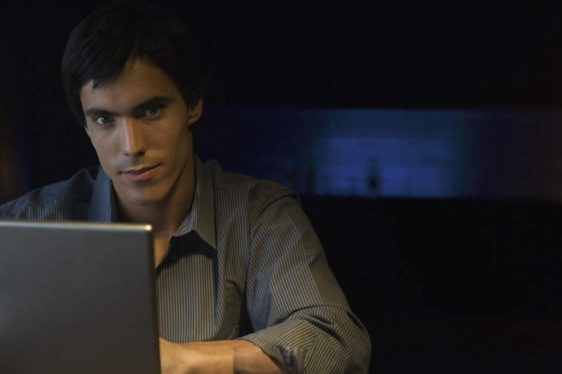 西方人,一个人,酒吧,坐,横图,室内,夜晚,正面,电脑,笔记本电脑,餐桌,桌面,桌子,欧洲,欧洲人,仅一个男性,仅一个人,网络,灯光,注视,通讯设备,仅一个年轻男性,观察,看,餐台,观看,察看,无线,昏暗,关注,通信设备,无线网络,无线上网,便携式电脑,手提电脑,男人,男性,年轻男性,白种人,坐着,半身,彩图,酒吧间,酒馆