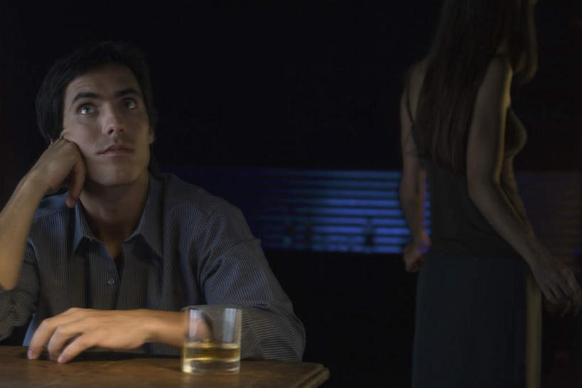 西方人,脸,头,脸颊,背部,两个人,伙伴,朋友,酒吧,横图,室内,夜晚,正面,裙子,跳舞,友谊,餐桌,桌子,杯子,欧洲,欧洲人,撑,连衣裙,灯光,注视,玻璃制品,酒杯,啤酒杯,看,思考,考虑,餐台,半身裙,吊带裙,撑着,昏暗,关注,舞姿,友情,男人,男性,年轻男性,年轻女性,女人,女性,白种人,头部,脸部,脸蛋,面部,玻璃杯,抬头,仰头,半身,彩图,舞蹈,酒吧间,酒馆