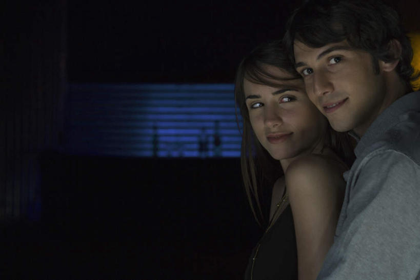 西方人,两个人,酒吧,抱,笑,微笑,露齿笑,横图,室内,夜晚,侧面,爱情,吧台,欧洲,欧洲人,灯光,浪漫,依偎,玻璃制品,酒瓶,玻璃瓶,瓶子,靠,靠着,倚靠,温暖,温馨,恩爱,恋人,抱着,和睦,搂着,倚着,昏暗,依附,依赖,投靠,男人,男性,年轻男性,年轻女性,女人,女性,白种人,情侣,怀抱,搂,搂抱,相抱,拥抱,半身,彩图,酒吧间,酒馆,伴侣,融洽