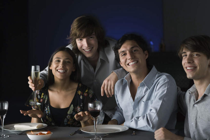 西方人,四个人,伙伴,朋友,酒吧,坐,抱,笑,微笑,露齿笑,横图,室内,夜晚,正面,衬衫,裙子,爱情,友谊,吧台,餐桌,桌子,杯子,餐具,欧洲,欧洲人,握,连衣裙,碟子,高脚杯,盘,灯光,红酒杯,浪漫,拿,拿着,依偎,注视,玻璃制品,酒瓶,盘子,玻璃瓶,酒杯,瓶子,碟,观察,看,靠,靠着,倚靠,温暖,温馨,恩爱,握着,恋人,餐台,抱着,观看,半身裙,吊带裙,和睦,察看,搂着,倚着,昏暗,关注,依附,依赖,投靠,友情,男人,男性,年轻男性,年轻女性,女人,女性,白种人,情侣,玻璃杯,进餐用具,烹调用具,怀抱,搂,搂抱,抬头,相抱,仰头,拥抱,坐着,半身,彩图,衬衣,酒吧间,酒馆,伴侣,融洽