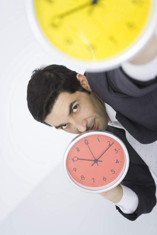 西方人,一个人,商务人士,商务男性,举,竖图,俯视,室内,白天,白色背景,衬衫,欧洲,欧洲人,仅一个男性,仅一个人,握,套装,时间,圆形,时钟,圆,拿,拿着,仅一个年轻男性,挂钟,托,表,握着,摄影,影棚,商务装,工薪阶层,男人,男性,年轻男性,白种人,白领,上班族,钟,举起,举手,举着,向上举,向上伸,向上托,彩图,高角度拍摄,影棚拍摄,衬衣,拍摄