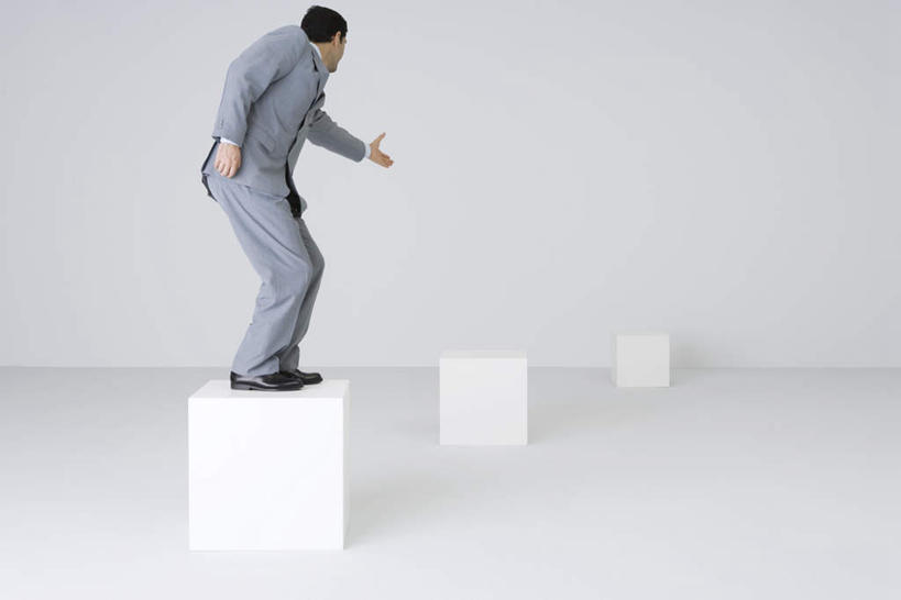 西方人,一个人,商务人士,商务男性,站,横图,室内,白天,白色背景,侧面,衬衫,欧洲,欧洲人,仅一个男性,仅一个人,一排,弯腰,套装,整齐,立体,瓷砖,地砖,方块,地面,几何,注视,排列,仅一个年轻男性,观察,看,伸,站着,伸手,摄影,影棚,块状,观看,察看,队列,关注,商务装,工薪阶层,弯身,男人,男性,年轻男性,白种人,白领,上班族,站立,彩图,全身,影棚拍摄,衬衣,拍摄