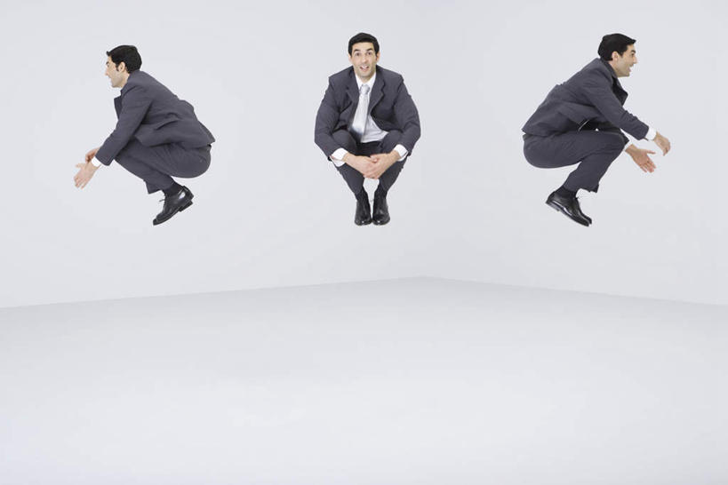 西方人,一个人,商务人士,商务男性,蹲,跳,笑,双手交叉,微笑,露齿笑,横图,室内,白天,白色背景,正面,衬衫,数码,科技,欧洲,欧洲人,仅一个男性,仅一个人,阴影,套装,弯曲,网络,半空,高光,几何,计算机图形,合成,仅一个年轻男性,摄影,影棚,电脑合成图,数码合成图,双手抱胸,商务装,工薪阶层,写实,具体,具象,男人,男性,年轻男性,白种人,白领,上班族,蹲着,跳跃,彩图,全身,影棚拍摄,衬衣,拍摄