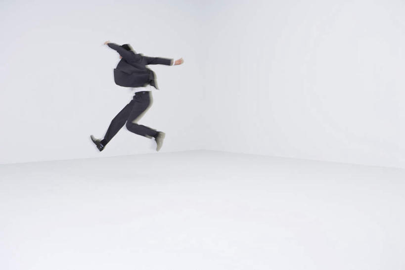 西方人,手,腿部,腿,一个人,商务人士,商务男性,跳,举,横图,室内,白天,白色背景,侧面,衬衫,欧洲,欧洲人,仅一个男性,仅一个人,套装,弯曲,半空,仅一个年轻男性,托,手部,摄影,影棚,商务装,工薪阶层,男人,男性,年轻男性,白种人,白领,上班族,举起,举手,举着,跳跃,向上举,向上伸,向上托,彩图,全身,影棚拍摄,衬衣,拍摄