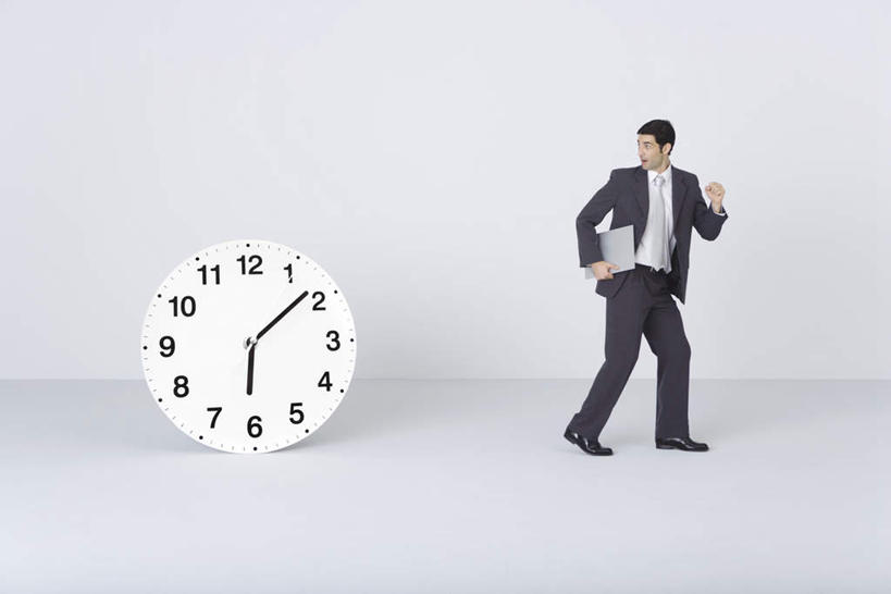 西方人,一个人,商务人士,商务男性,走,横图,室内,白天,白色背景,正面,衬衫,欧洲,欧洲人,仅一个男性,仅一个人,握,套装,时间,圆形,材料,档案,时钟,文件,圆,文件夹,指针,拿,拿着,注视,仅一个年轻男性,资料,挂钟,观察,回头,看,转头,表,握着,摄影,影棚,观看,察看,关注,文档,商务装,工薪阶层,男人,男性,年轻男性,白种人,白领,上班族,钟,步行,散步,走路,彩图,全身,影棚拍摄,衬衣,拍摄