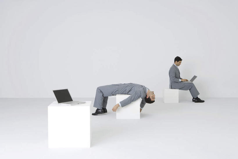 西方人,一个人,商务人士,商务男性,坐,躺,闭眼,横图,室内,白天,白色背景,侧面,衬衫,电脑,笔记本电脑,数码,科技,欧洲,欧洲人,仅一个男性,仅一个人,一排,阴影,套装,弯曲,整齐,立体,网络,正方形,纸箱,高光,几何,计算机图形,合成,通讯设备,排列,仅一个年轻男性,箱子,摄影,影棚,电脑合成图,数码合成图,无线,操作,队列,通信设备,商务装,无线网络,无线上网,便携式电脑,工薪阶层,包装箱,写实,具体,具象,卧着,手提电脑,男人,男性,年轻男性,白种人,白领,上班族,闭眼睛,闭着眼,闭着眼睛,躺着,卧,坐着,彩图,全身,影棚拍摄,衬衣,拍摄