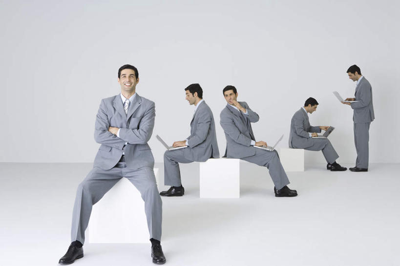 西方人,一个人,商务人士,商务男性,站,坐,躺,说,双手交叉,横图,室内,白天,白色背景,正面,衬衫,讨论,电脑,笔记本电脑,数码,科技,欧洲,欧洲人,仅一个男性,仅一个人,一排,阴影,套装,弯曲,整齐,立体,网络,正方形,纸箱,高光,几何,计算机图形,合成,注视,通讯设备,排列,仅一个年轻男性,箱子,观察,看,站着,摄影,影棚,观看,电脑合成图,数码合成图,察看,无线,操作,双手抱胸,队列,关注,通信设备,商务装,无线网络,无线上网,便携式电脑,工薪阶层,包装箱,写实,具体,具象,卧着,交流,手提电脑,男人,男性,年轻男性,白种人,白领,上班族,沟通,讲话,交谈,商讨,说话,谈话,躺着,卧,站立,坐着,彩图,全身,影棚拍摄,衬衣,拍摄