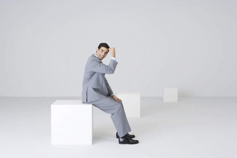 西方人,一个人,商务人士,商务男性,坐,笑,微笑,露齿笑,横图,室内,白天,白色背景,侧面,衬衫,欧洲,欧洲人,仅一个男性,仅一个人,一排,套装,整齐,立体,正方形,纸箱,注视,鼓励,排列,仅一个年轻男性,箱子,观察,加油,看,手势,打气,摄影,影棚,观看,察看,队列,关注,鼓舞,商务装,工薪阶层,包装箱,男人,男性,年轻男性,白种人,白领,上班族,坐着,彩图,全身,影棚拍摄,衬衣,拍摄