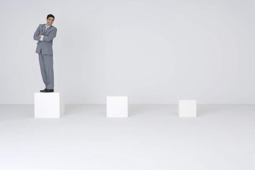 西方人,一个人,商务人士,商务男性,站,笑,双手交叉,微笑,露齿笑,横图,室内,白天,白色背景,正面,衬衫,欧洲,欧洲人,仅一个男性,仅一个人,一排,套装,整齐,立体,正方形,纸箱,注视,排列,仅一个年轻男性,箱子,观察,看,站着,摄影,影棚,观看,察看,双手抱胸,队列,关注,商务装,工薪阶层,包装箱,男人,男性,年轻男性,白种人,白领,上班族,站立,彩图,全身,影棚拍摄,衬衣,拍摄