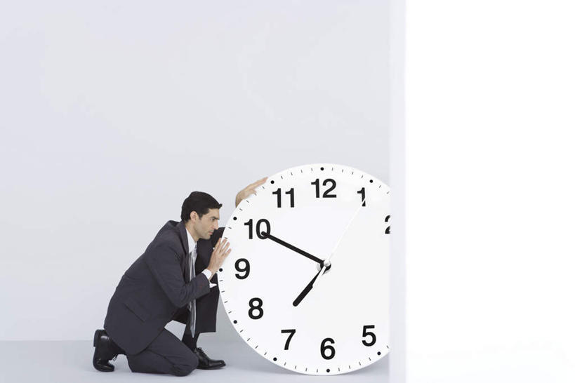 西方人,一个人,商务人士,商务男性,蹲,摸,横图,室内,白天,白色背景,侧面,衬衫,欧洲,欧洲人,仅一个男性,仅一个人,抚摸,套装,时间,时钟,指针,仅一个年轻男性,挂钟,表,摄影,影棚,商务装,工薪阶层,男人,男性,年轻男性,白种人,白领,上班族,钟,触摸,蹲着,接触,彩图,全身,影棚拍摄,衬衣,拍摄