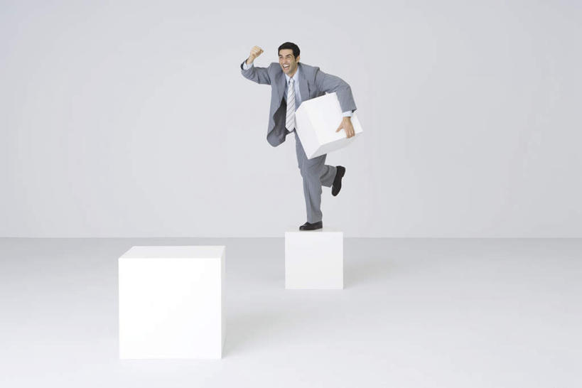 西方人,一个人,商务人士,商务男性,蹲,抱,笑,微笑,露齿笑,横图,室内,白天,白色背景,正面,衬衫,欧洲,欧洲人,仅一个男性,仅一个人,一排,握,套装,整齐,立体,正方形,纸箱,拿,拿着,鼓励,排列,仅一个年轻男性,白色,箱子,加油,手势,打气,握着,摄影,影棚,抱着,队列,鼓舞,商务装,工薪阶层,包装箱,男人,男性,年轻男性,白种人,白领,上班族,蹲着,彩图,全身,影棚拍摄,衬衣,拍摄