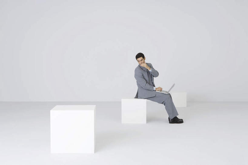 西方人,一个人,商务人士,商务男性,坐,说,横图,室内,白天,白色背景,侧面,衬衫,讨论,电脑,笔记本电脑,欧洲,欧洲人,仅一个男性,仅一个人,一排,握,套装,整齐,立体,网络,正方形,纸箱,拿,拿着,注视,通讯设备,排列,仅一个年轻男性,箱子,观察,回头,看,握着,摄影,影棚,观看,察看,无线,队列,关注,通信设备,商务装,无线网络,无线上网,便携式电脑,工薪阶层,包装箱,交流,手提电脑,男人,男性,年轻男性,白种人,白领,上班族,沟通,讲话,交谈,商讨,说话,谈话,坐着,彩图,全身,影棚拍摄,衬衣,拍摄,捂着