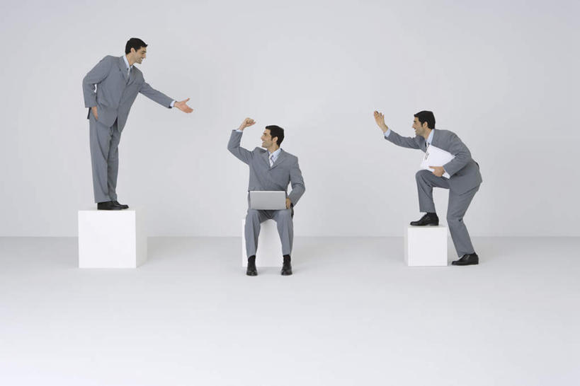 西方人,一个人,商务人士,商务男性,站,坐,举,横图,室内,白天,白色背景,正面,衬衫,电脑,笔记本电脑,数码,科技,欧洲,欧洲人,仅一个男性,仅一个人,一排,阴影,套装,弯曲,整齐,立体,网络,材料,档案,文件,正方形,纸箱,文件夹,高光,几何,计算机图形,合成,注视,鼓励,通讯设备,排列,仅一个年轻男性,箱子,资料,观察,加油,看,手势,托,站着,打气,伸手,摄影,影棚,观看,电脑合成图,数码合成图,察看,无线,队列,关注,鼓舞,文档,通信设备,商务装,邀请,无线网络,无线上网,便携式电脑,工薪阶层,包装箱,写实,具体,具象,手提电脑,男人,男性,年轻男性,白种人,白领,上班族,插兜,举起,举手,举着,手插兜,手放口袋,向上举,向上伸,向上托,站立,坐着,彩图,全身,影棚拍摄,衬衣,拍摄,手抄兜