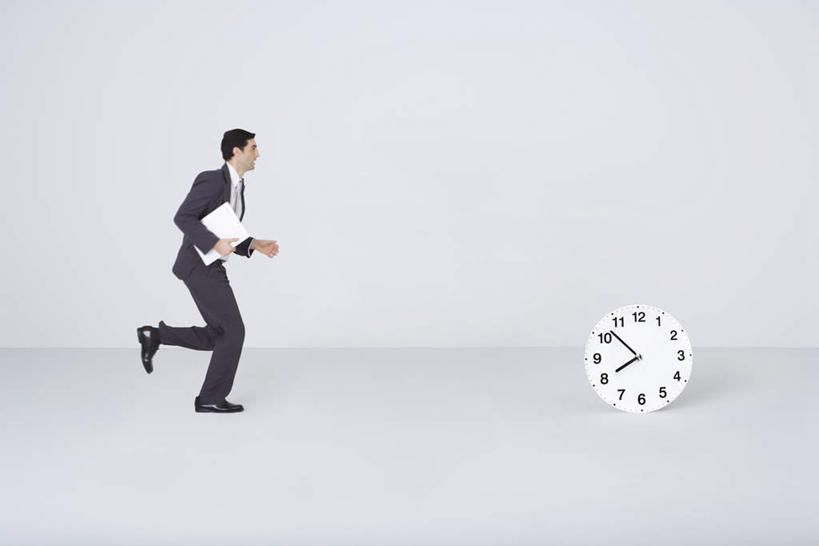 西方人,一个人,商务人士,商务男性,跑,横图,室内,白天,白色背景,侧面,衬衫,锻炼,运动,欧洲,欧洲人,仅一个男性,仅一个人,追赶,套装,时间,材料,档案,时钟,文件,文件夹,仅一个年轻男性,资料,挂钟,表,抬脚,摄影,影棚,文档,商务装,工薪阶层,体育,男人,男性,年轻男性,白种人,白领,上班族,钟,跑步,彩图,全身,影棚拍摄,衬衣,健身,拍摄