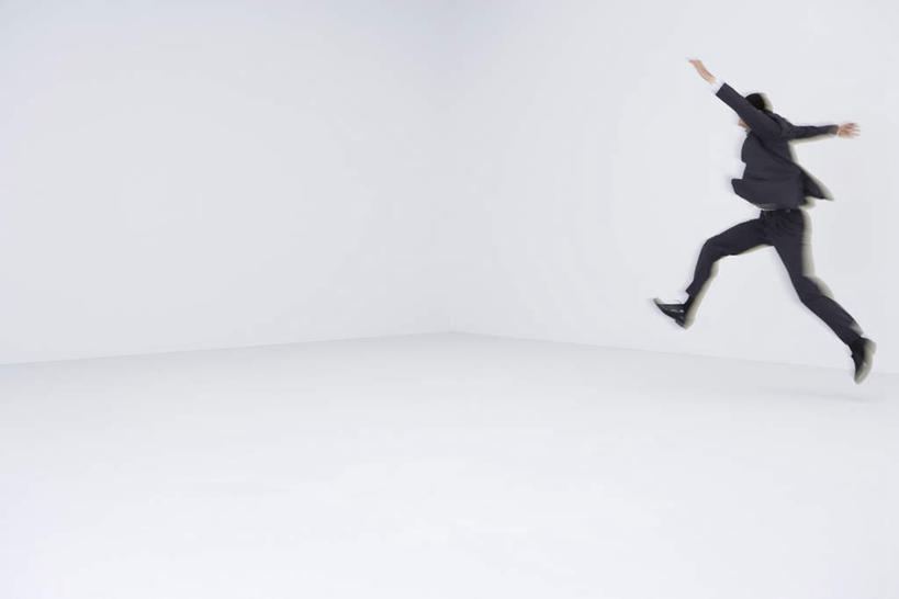 西方人,一个人,商务人士,商务男性,跳,举,横图,室内,白天,白色背景,侧面,衬衫,欧洲,欧洲人,仅一个男性,仅一个人,套装,半空,仅一个年轻男性,托,抬脚,摄影,影棚,商务装,工薪阶层,男人,男性,年轻男性,白种人,白领,上班族,举起,举手,举着,跳跃,向上举,向上伸,向上托,彩图,全身,影棚拍摄,衬衣,拍摄