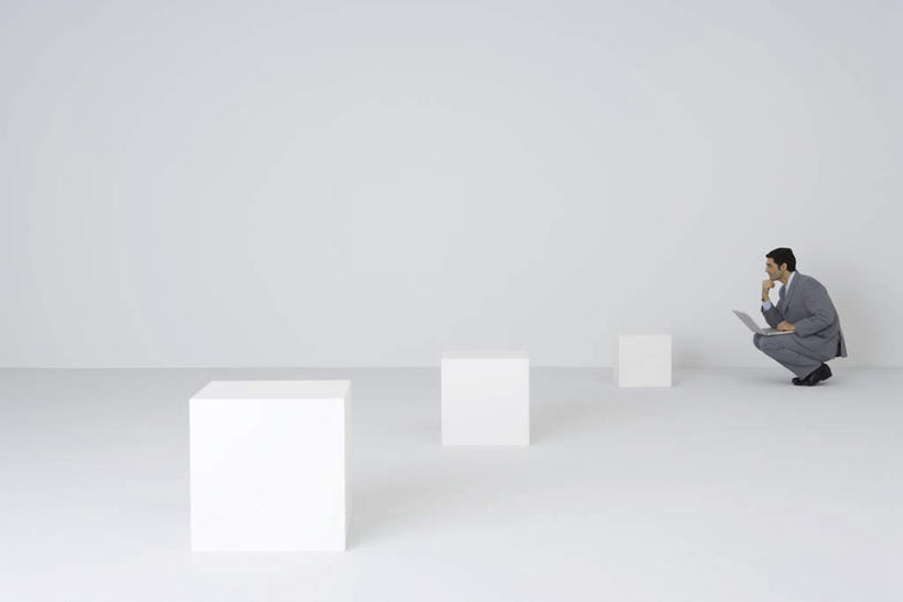 西方人,脸,头,脸颊,手,一个人,商务人士,商务男性,蹲,横图,室内,白天,白色背景,侧面,衬衫,电脑,笔记本电脑,欧洲,欧洲人,仅一个男性,仅一个人,一排,撑,套装,整齐,立体,网络,正方形,纸箱,通讯设备,排列,仅一个年轻男性,箱子,思考,手部,摄影,影棚,无线,撑着,队列,通信设备,商务装,无线网络,无线上网,便携式电脑,工薪阶层,包装箱,手提电脑,男人,男性,年轻男性,白种人,头部,脸部,脸蛋,面部,白领,上班族,蹲着,彩图,全身,影棚拍摄,衬衣,拍摄