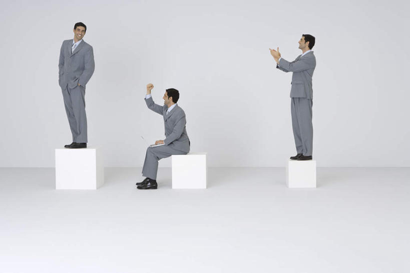 西方人,一个人,商务人士,商务男性,站,坐,笑,鼓掌,微笑,露齿笑,横图,室内,白天,白色背景,侧面,衬衫,快乐,兴奋,骄傲,成功,胜利,欧洲,欧洲人,仅一个男性,仅一个人,一排,套装,整齐,立体,正方形,纸箱,注视,排列,仅一个年轻男性,箱子,观察,看,手势,站着,自信,摄影,影棚,观看,察看,队列,关注,商务装,工薪阶层,包装箱,双手抄兜,双手放兜,男人,男性,年轻男性,白种人,白领,上班族,插兜,两手抄兜,两手放兜,拍手,手插兜,手放口袋,站立,坐着,彩图,全身,影棚拍摄,衬衣,欢乐,开心,拍摄,手抄兜