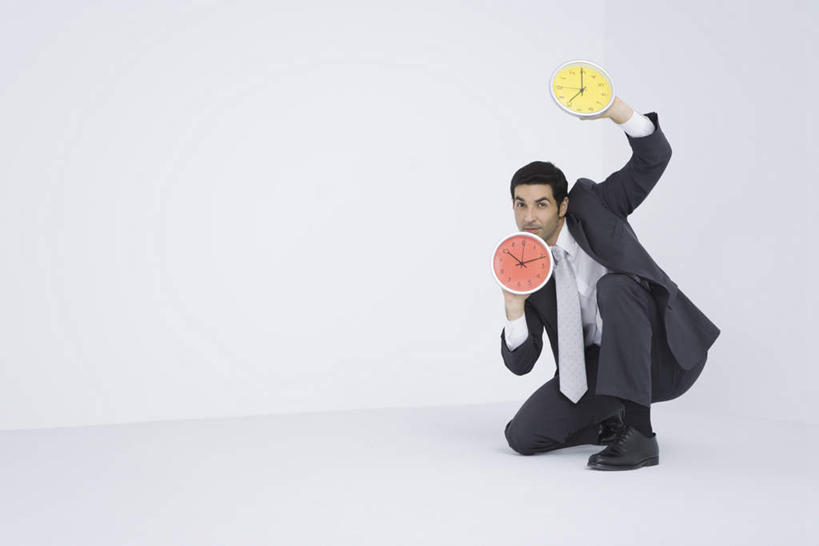 西方人,一个人,商务人士,商务男性,蹲,举,笑,微笑,横图,室内,白天,白色背景,正面,衬衫,欧洲,欧洲人,仅一个男性,仅一个人,握,套装,时间,时钟,拿,拿着,仅一个年轻男性,挂钟,托,表,握着,摄影,影棚,商务装,工薪阶层,男人,男性,年轻男性,白种人,白领,上班族,钟,蹲着,举起,举手,举着,向上举,向上伸,向上托,彩图,全身,影棚拍摄,衬衣,拍摄