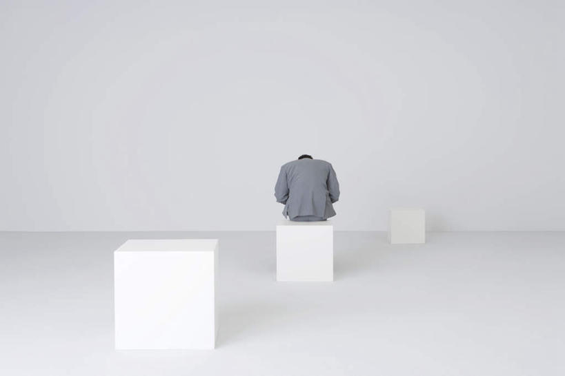 西方人,一个人,商务人士,商务男性,蹲,横图,室内,白天,白色背景,衬衫,失败,欧洲,欧洲人,仅一个男性,仅一个人,一排,套装,沮丧,整齐,立体,正方形,纸箱,排列,仅一个年轻男性,背面,箱子,低头,难受,无奈,摄影,影棚,失望,悲伤,伤心,难过,队列,失落,商务装,工薪阶层,颓废,包装箱,挫败,受挫,落败,落空,错过,失足,失意,失策,失算,颓丧,衰颓,悲哀,懊丧,颓靡,气馁,丧气,败北,挫折,失利,男人,男性,年轻男性,白种人,白领,上班族,蹲着,彩图,全身,影棚拍摄,衬衣,拍摄