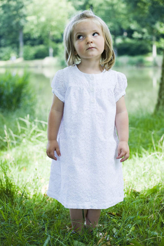 西方人,儿童,一个人,公园,花园,站,竖图,室外,特写,白天,正面,裙子,纯洁,草地,草坪,湖,湖泊,花圃,水,植物,欧洲,欧洲人,仅一个女性,仅一个人,阴影,连衣裙,朦胧,模糊,光线,影子,湖面,水流,水面,注视,草,树,树木,小孩,绿色,白色,阳光,自然,湖水,观察,看,站着,仅一个小孩,思考,可爱,童年,童趣,生长,成长,观看,半身裙,吊带裙,察看,关注,童真,烂漫,无邪,天真,女孩,女人,女性,白种人,孩子,小花园,站立,彩图,全身,女生