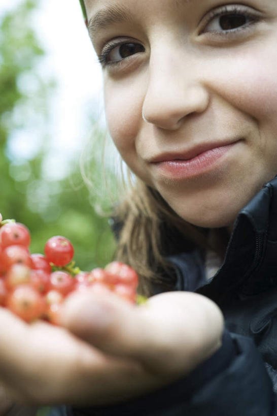 西方人,儿童,脸,头,脸颊,一个人,捧,笑,微笑,露齿笑,竖图,室外,特写,白天,正面,纯洁,植物,浆果,欧洲,欧洲人,仅一个女性,仅一个人,朦胧,模糊,桑葚,桑椹,树,树木,小孩,红色,绿色,自然,覆盆子,仅一个小孩,可爱,童年,童趣,生长,成长,童真,烂漫,无邪,天真,女孩,女人,女性,白种人,孩子,头部,脸部,脸蛋,面部,端,端着,捧着,手捧,半身,彩图,女生