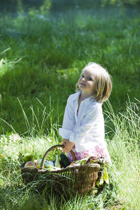 西方人,儿童,一个人,站,笑,交叉,微笑,露齿笑,竖图,俯视,室外,白天,纯洁,草地,草坪,植物,竹子,苹果,萝卜,胡萝卜,黄瓜,芹菜,蔬菜,欧洲,欧洲人,仅一个女性,仅一个人,阴影,竹制,新鲜,编织,光线,篮子,影子,食品,草,食物,小孩,绿色,阳光,竹篮,站着,仅一个小孩,可爱,童年,童趣,有机食品,绿色食品,竹条,交织,竹制品,童真,烂漫,无邪,根芹菜,根洋芹,球根塘蒿,穿插,天真,女孩,女人,女性,白种人,孩子,药芹,水芹,青瓜,胡瓜,红萝卜,旱芹,甘荀,站立,彩图,高角度拍摄,全身,女生
