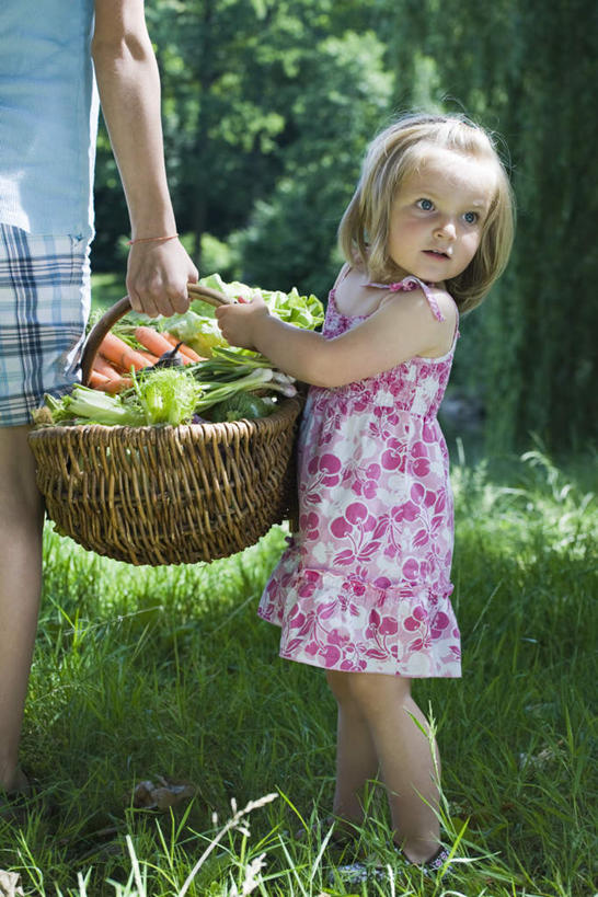 西方人,儿童,两个人,家庭,姐妹,站,交叉,竖图,室外,白天,正面,纯洁,草地,草坪,植物,竹子,萝卜,胡萝卜,芹菜,蔬菜,椰菜,卷心菜,欧洲,欧洲人,握,竹制,新鲜,编织,篮子,食品,拿,拿着,注视,草,树,树木,食物,小孩,绿色,自然,竹篮,观察,回头,看,站着,温暖,温馨,一家人,可爱,童年,童趣,握着,有机食品,绿色食品,生长,成长,观看,竹条,交织,和睦,察看,竹制品,关注,童真,烂漫,无邪,根芹菜,根洋芹,球根塘蒿,穿插,天真,女孩,女人,女性,白种人,药芹,水芹,结球甘蓝,红萝卜,旱芹,甘荀,甘兰,包心菜,站立,半身,彩图,融洽,女生