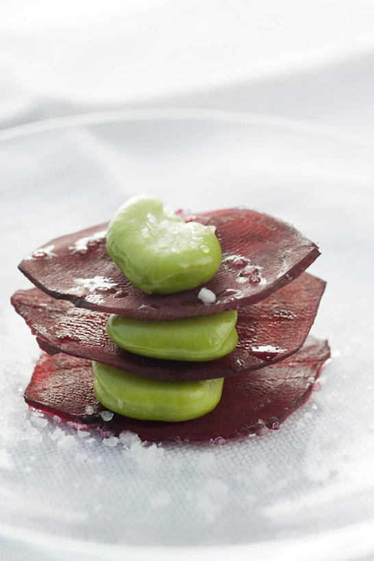 点心,无人,竖图,俯视,室内,特写,白天,白色背景,植物,桌面,桌子,餐具,一堆,堆叠,堆积,整齐,碟子,盘,冰,豆类,豆子,冰块,食品,甜点,甜品,蚕豆,胡豆,佛豆,川豆,倭豆,罗汉豆,甜菜,食物,糕点,盘子,碟,甜食,放,摄影,影棚,堆,可口,豆科,彩图,高角度拍摄,影棚拍摄,拍摄