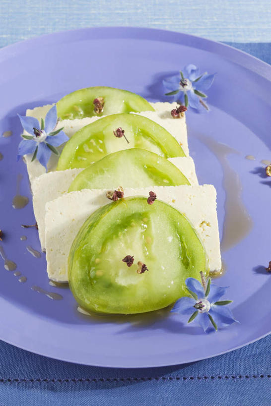 豆腐,无人,竖图,俯视,室内,特写,白天,白色背景,桌面,桌子,罂粟,蔬菜,西红柿,餐具,一排,新鲜,整齐,盛开,碟子,盘,食品,花蕾,花,花瓣,花朵,鲜花,食物,排列,盘子,碟,花苞,花蕊,放,摄影,有机食品,绿色食品,影棚,队列,装饰画,番茄,彩图,高角度拍摄,影棚拍摄,拍摄